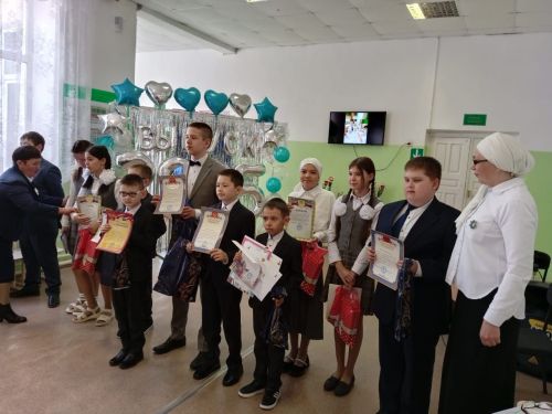 24 май көнне Баек төп мәктәбенең 9 сыйныф чыгарылыш сыйныф укучысы Гаяз Хәмәдишин өчен кыңгырауның чыңлап торган,  әмма моңсу тавышы яңгырады
