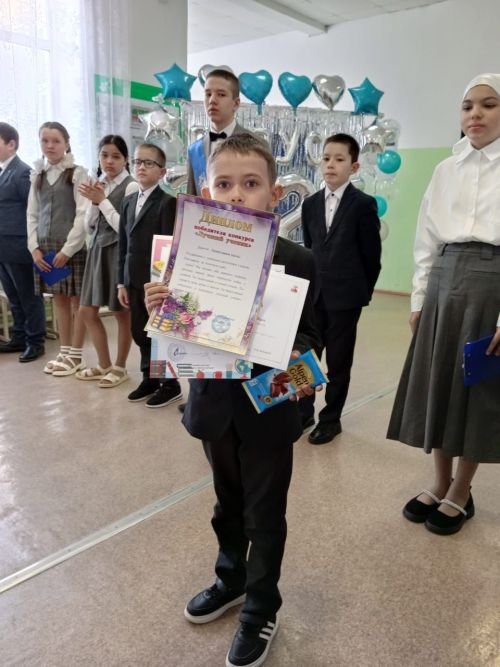 24 май көнне Баек төп мәктәбенең 9 сыйныф чыгарылыш сыйныф укучысы Гаяз Хәмәдишин өчен кыңгырауның чыңлап торган,  әмма моңсу тавышы яңгырады