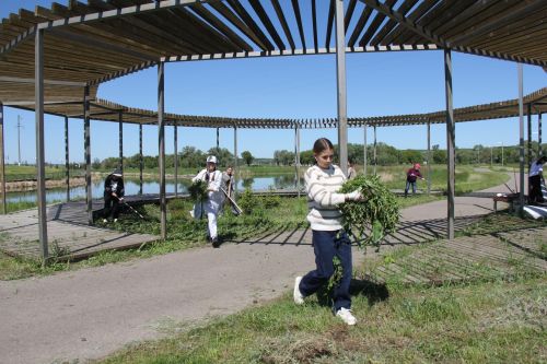 Экология һәм тырышлык: лицей укучылары парк территориясен чистартты