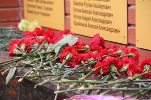 Мөслимдә МХОда катнашучыларга багышланган стела ачу тантанасы