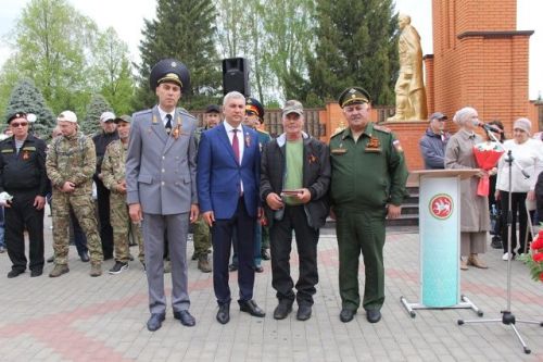 Мөслимдә МХОда катнашучыларга багышланган стела ачу тантанасы