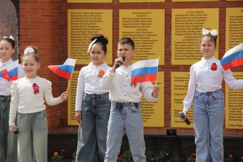 Мөслимдә МХОда катнашучыларга багышланган стела ачу тантанасы