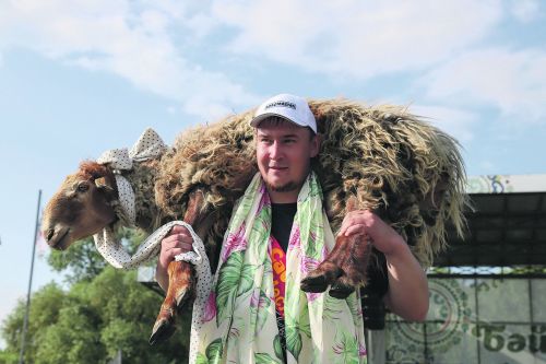 Көрәшик тә,  узышыйк та –  Сабантуй  бүген  бездә!