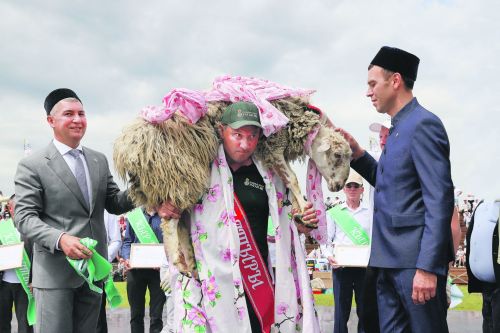 Көрәшик тә,  узышыйк та –  Сабантуй  бүген  бездә!