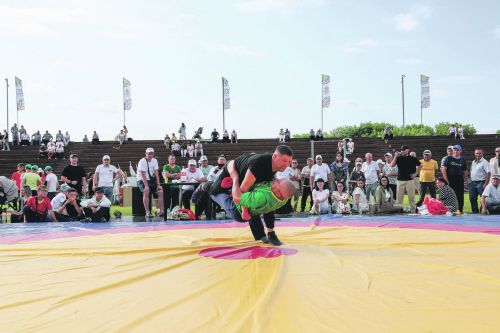 Көрәшик тә,  узышыйк та –  Сабантуй  бүген  бездә!