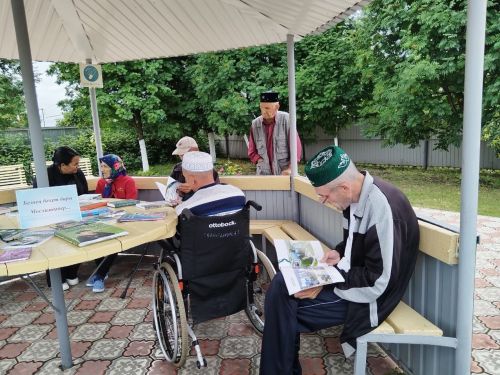 Әдәби кунак бүлмәсендә китаплар укыдылар
