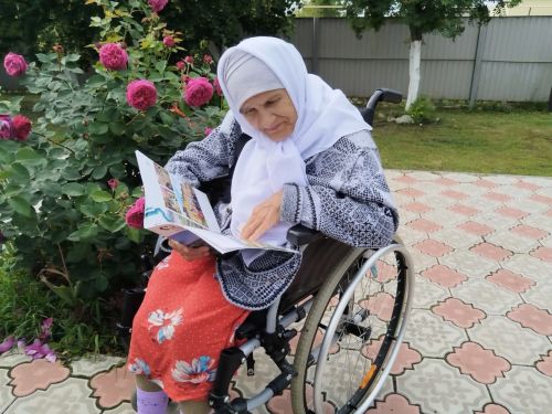 Әдәби кунак бүлмәсендә китаплар укыдылар