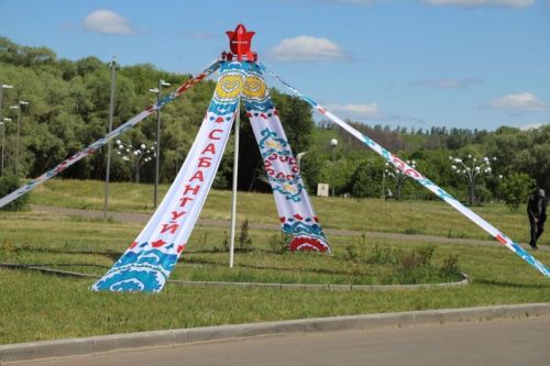 Мөслим Сабантуе: театральләштерелгән күренеш