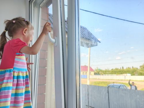 Җәйге чорда балаларның тәрәзәдән егылып төшү куркынычы арта