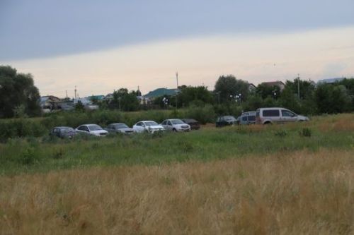 Күпер буенда, Ык елгасының уң як ярындагы мәйданда машина кую урыны ясала