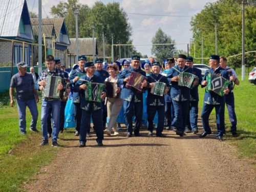 Моңнар кайтсын авылларга!  Җыр яшәсен авылларда!