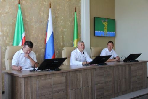 Район хакимиятенең актлар залында чираттагы киңәйтелгән киңәшмә узды