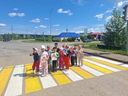 Балалар бакчаларында юл йөрү кагыйдәләрен өйрәнәләр