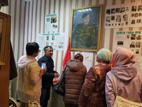 П. Днепров исемендәге Рус-Шуган төп гомуми белем бирү мәктәбе территориясендә урнашкан музей кунаклар кабул итте