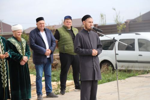 Ислам мәчете манарасына ай беркетелде.