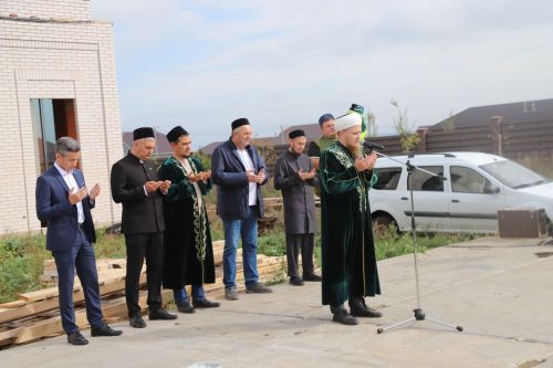Ислам мәчете манарасына ай беркетелде.