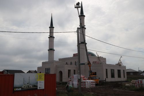 Ислам мәчете манарасына ай беркетелде.