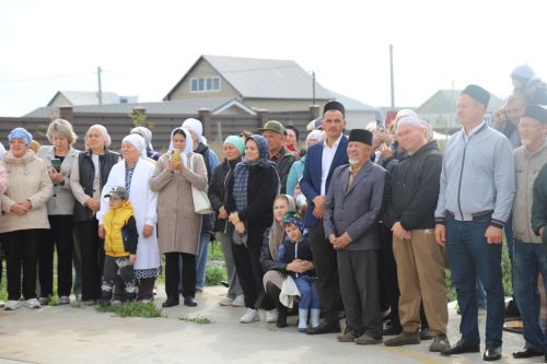 Ислам мәчете манарасына ай беркетелде.