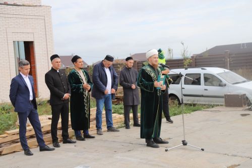Ислам мәчете манарасына ай беркетелде.