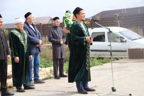 Ислам мәчете манарасына ай беркетелде.