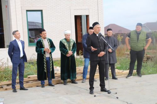 Ислам мәчете манарасына ай беркетелде.