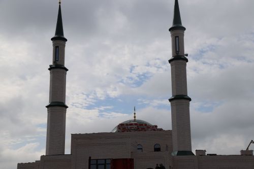 Ислам мәчете манарасына ай беркетелде.