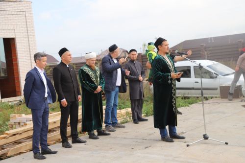 Ислам мәчете манарасына ай беркетелде.