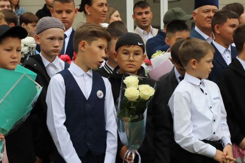Урта, төп һәм башлангыч мәктәпләр, балалар бакчалары: Районда 400 укытучы һәм 76 тәрбияче хезмәт куя