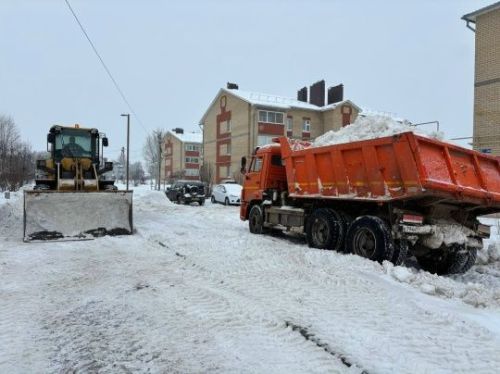 Районның коммуналь хезмәтләре тротуарларны һәм күпфатирлы йортларның ишегалды территорияләрен чистарта