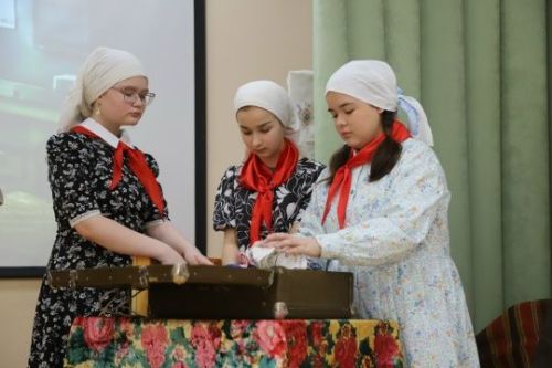 «Театр яктылыкка илтә»: район мәктәпләренең ярышы булды