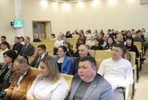 Район хакимиятенең актлар залында оешма-предприятие җитәкчеләре белән чираттагы киңәйтелгән киңәшмә узды