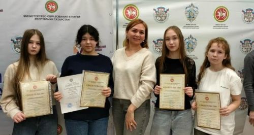 Мөслим гимназиясенең 10 нчы сыйныф укучысы Эльза Галимова әлеге бәйгедә призёр булды