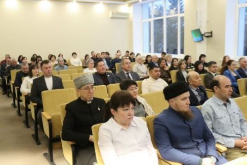 Район хакимиятенең актлар залында оешма-предприятие җитәкчеләре белән чираттагы киңәйтелгән киңәшмә узды