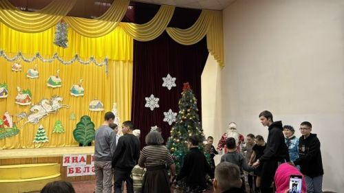 Үрәзмәт авылында Яңа ел бәйрәме бик күңелле үткән, зал кунаклар белән тулы булган