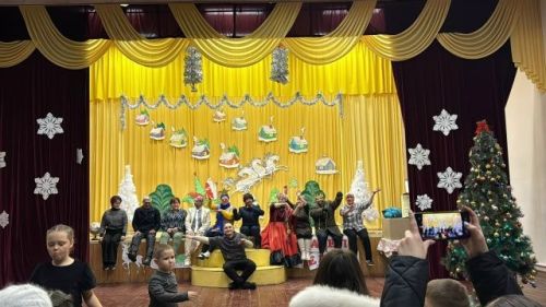 Үрәзмәт авылында Яңа ел бәйрәме бик күңелле үткән, зал кунаклар белән тулы булган