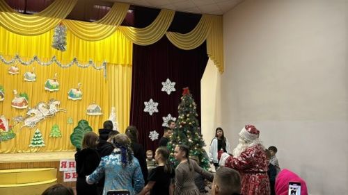 Үрәзмәт авылында Яңа ел бәйрәме бик күңелле үткән, зал кунаклар белән тулы булган