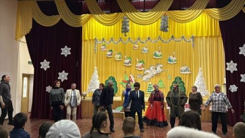 Үрәзмәт авылында Яңа ел бәйрәме бик күңелле үткән, зал кунаклар белән тулы булган