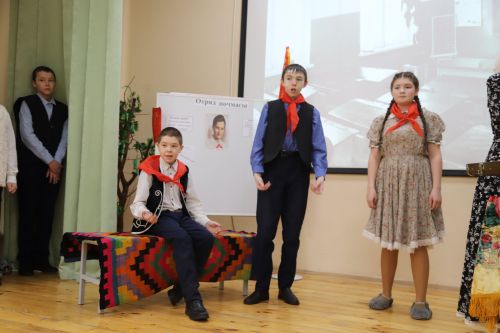 Район мәктәпләрнең театр коллективлары сәхнә тотты