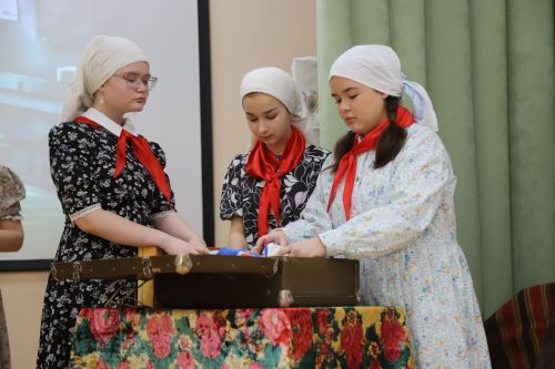 Район мәктәпләрнең театр коллективлары сәхнә тотты