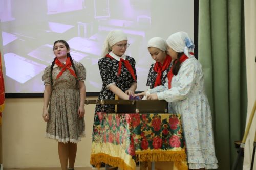 Район мәктәпләрнең театр коллективлары сәхнә тотты