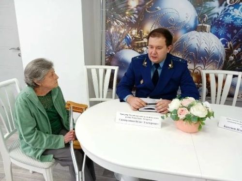 Булат Галимуллин картлар йортында яшәүчеләр белән очрашты