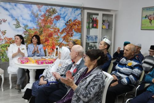 Мөслим картлар интернатында өлкәннәрне бәйрәм белән тәбрикләделәр