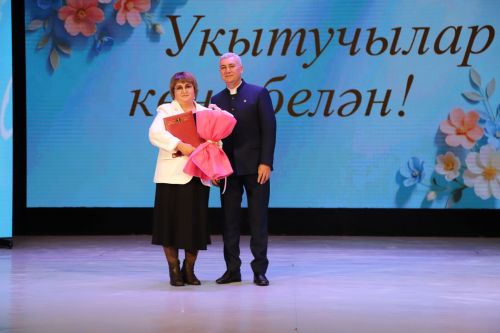 Бүген районыбызның мәгариф хезмәткәрләре үзләренең һөнәри бәйрәмнәрен билгеләп үтәләр