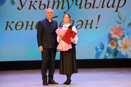 Бүген районыбызның мәгариф хезмәткәрләре үзләренең һөнәри бәйрәмнәрен билгеләп үтәләр