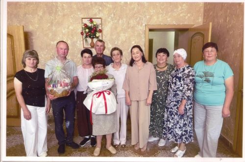 Мөслим башлангыч мәктәбе укытучысы һәм укучылары – 53 елдан соң очрашу