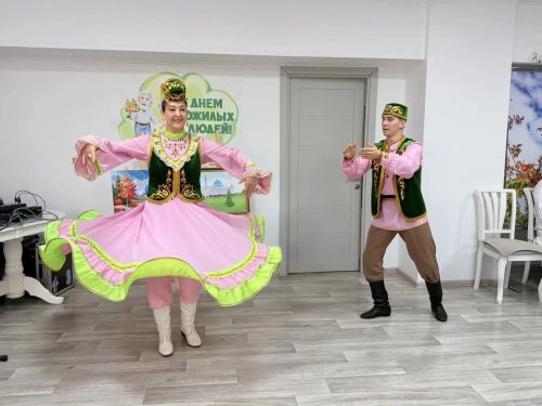 Өлкәннәр декадасы уңаеннан Мөслим картлар һәм инвалидлар йортында матур концерт узды.