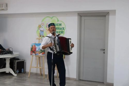 Өлкәннәр декадасы уңаеннан Мөслим картлар һәм инвалидлар йортында матур концерт узды.