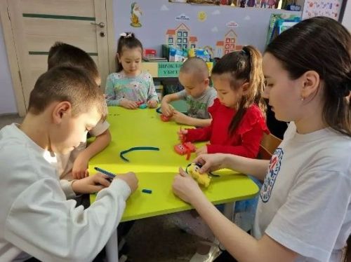 Мөслим лицееның «Яшь армиячеләр» отряды «Карлыгач» балалар бакчасында кунакта булды