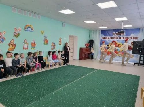 Мөслим лицееның «Яшь армиячеләр» отряды «Карлыгач» балалар бакчасында кунакта булды