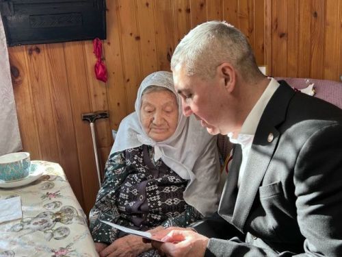 Район башлыгы Альберт Хуҗин Мөсәвәрә Шәймәрданованы туган көне белән котлады